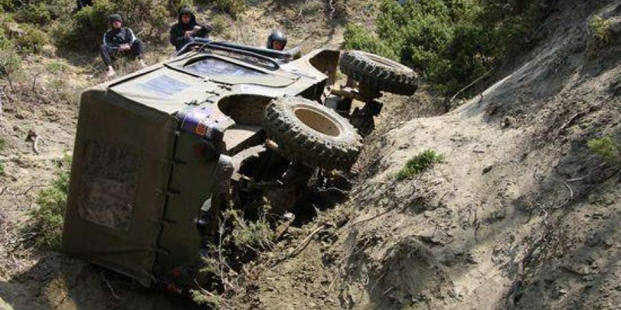 ΚΥΠΡΟΣ: Ανατροπή στρατιωτικού οχήματος -Αυτοκίνητο που οδηγούσε γυναίκα προσέκρουσε στο πίσω μέρος